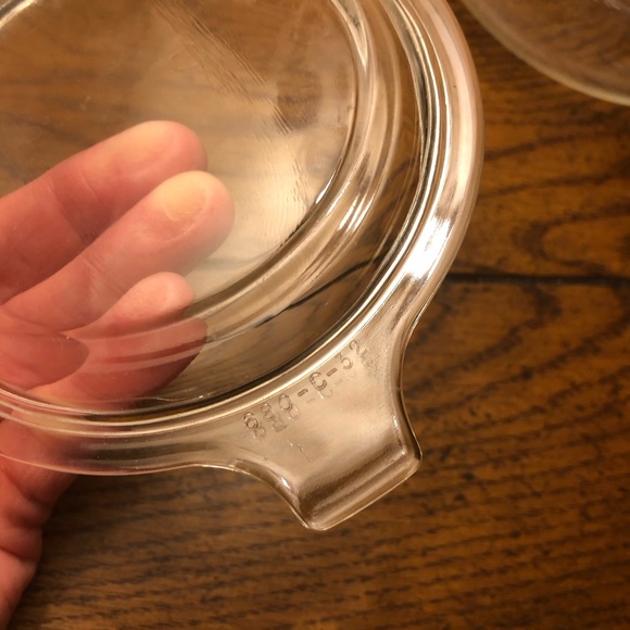 Pyrex clear 10 oz & 20 oz dishes with lids - Picture 4 of 5